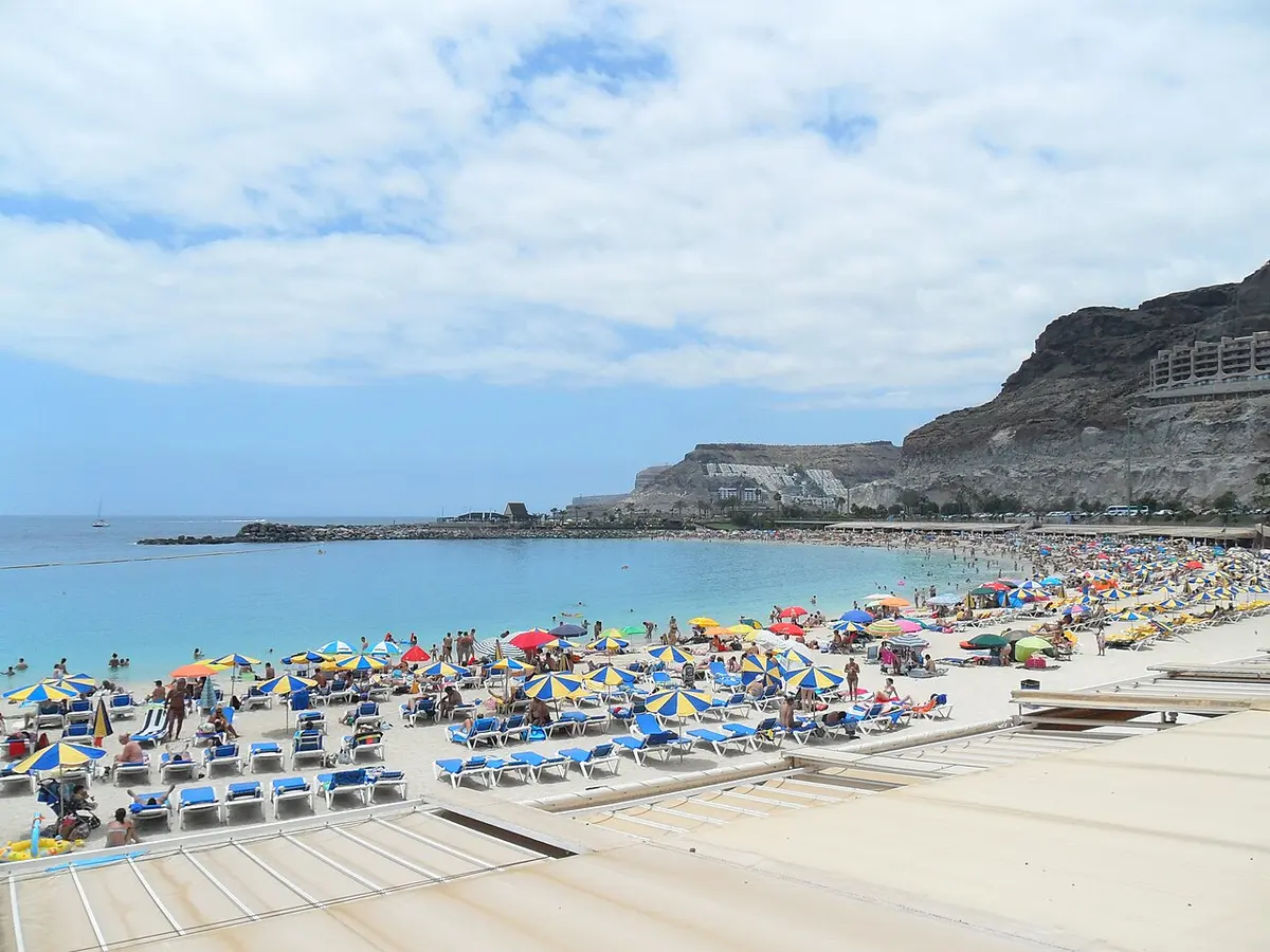 Playa de Amadores, Gran Canaria, Amadores, Mogan, Gran Canaria, Canary Islands - curved white-sand bay with calm water in south-west gran canaria