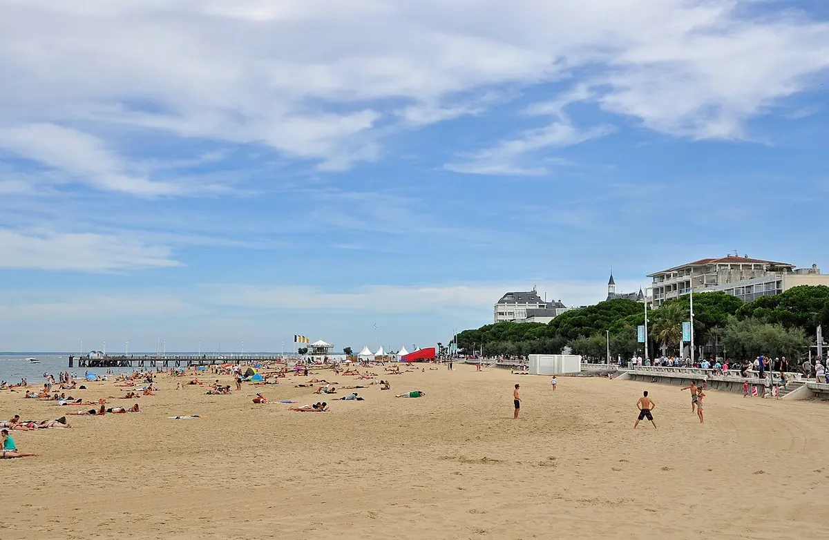 Plage d Arcachon, Gironde, Arcachon, Gironde, Nouvelle-Aquitaine - calm bay beach in the town of arcachon