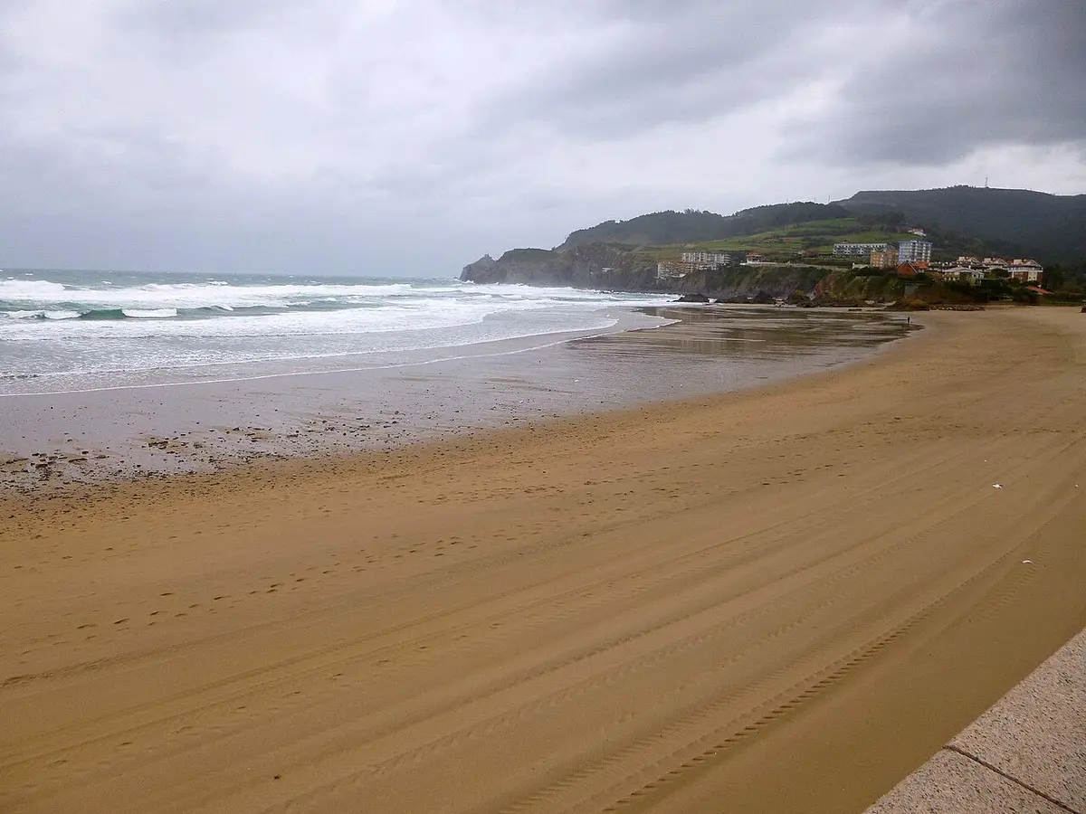 Playa de Bakio, Bakio, Biscay, Basque Country - long surf beach below green hills on the basque coast