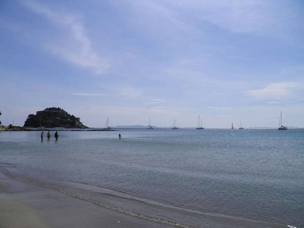 Plage de Cabasson, Cabasson, Bormes-les-Mimosas, Var - sheltered cove below the fort de bregancon