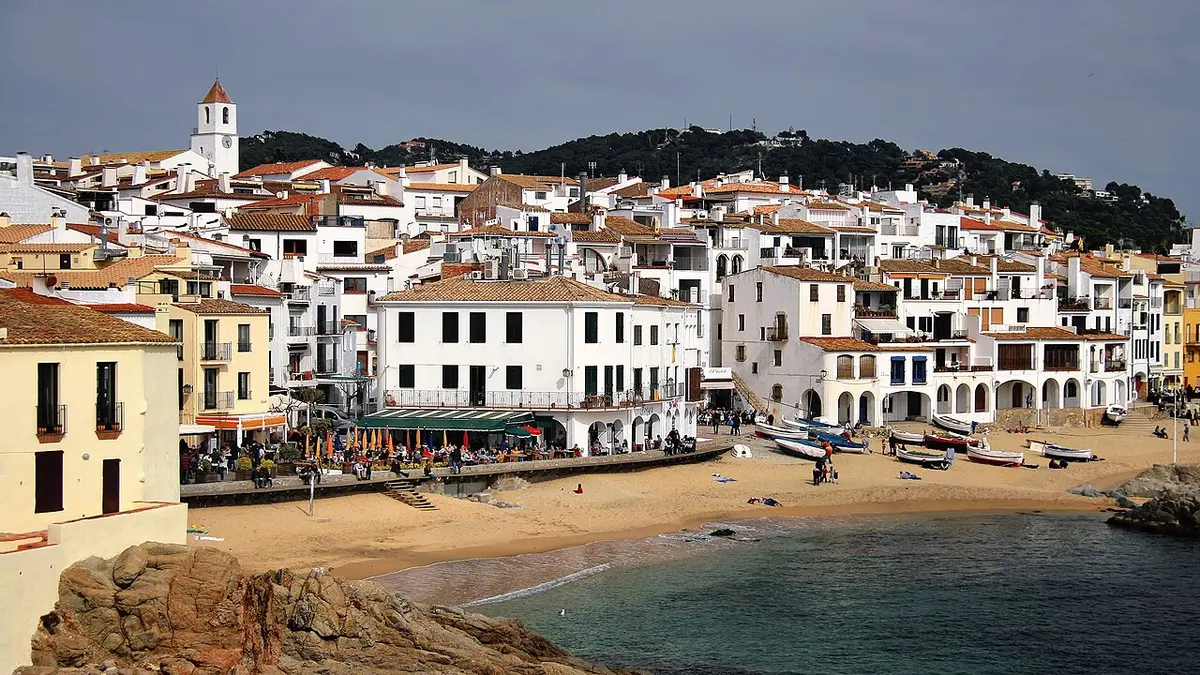 Platja de Calella de Palafrugell, Calella de Palafrugell, Costa Brava - small coves below whitewashed arches