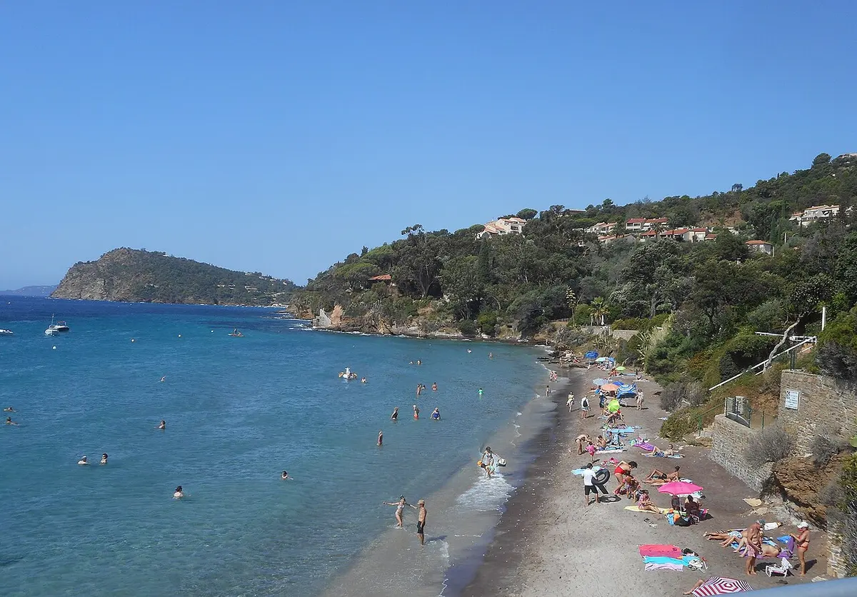 Plage du Canadel, Le Rayol-Canadel-sur-Mer, Var - sand and pebble beach with green hills behind