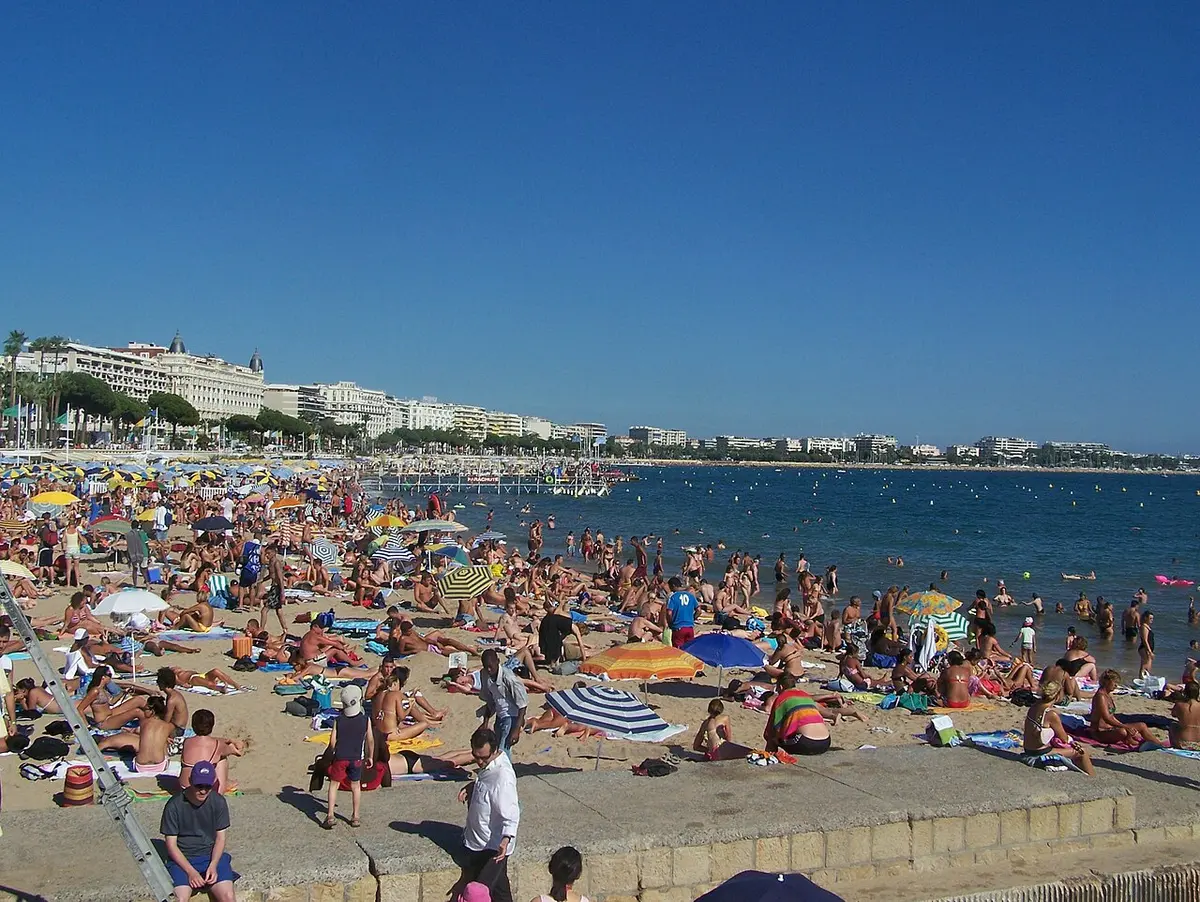 Plage de Cannes, La Croisette, Cannes, French Riviera - fine-sand city beach along the boulevard de la croisette