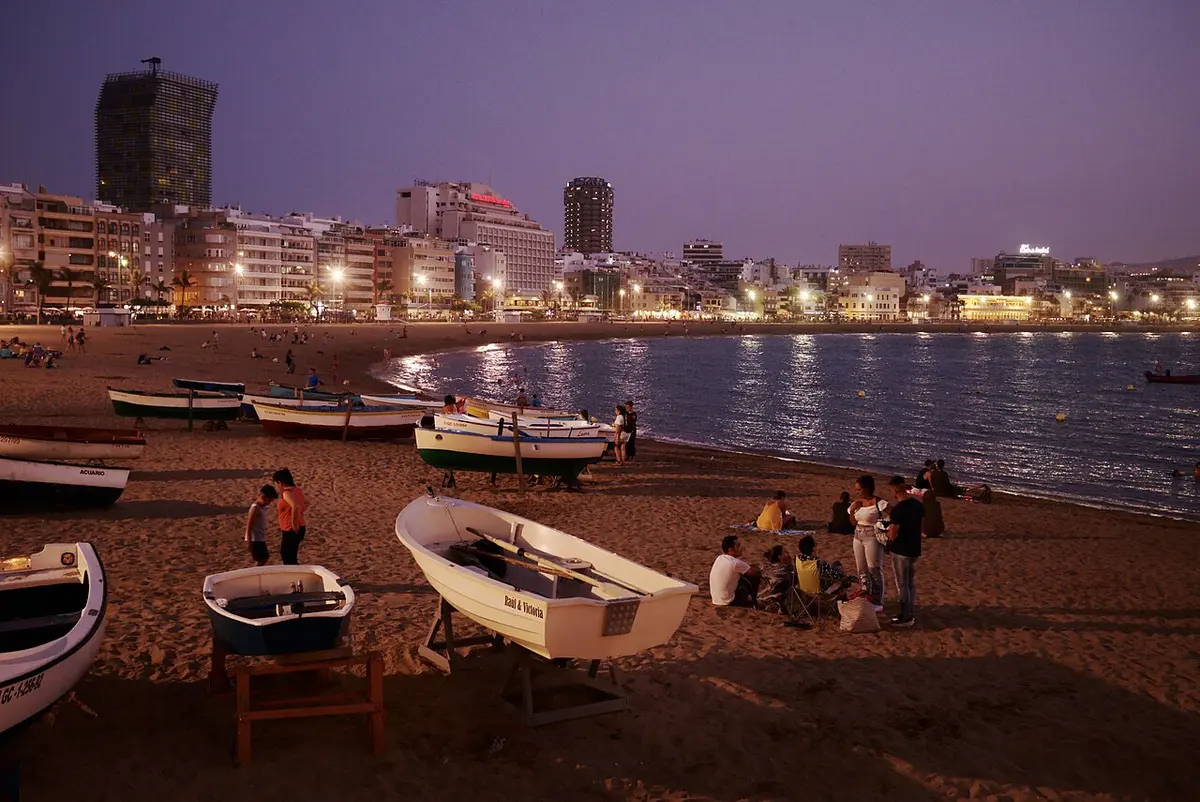 Playa de las Canteras, Las Palmas, Gran Canaria - long city beach sheltered by a natural reef