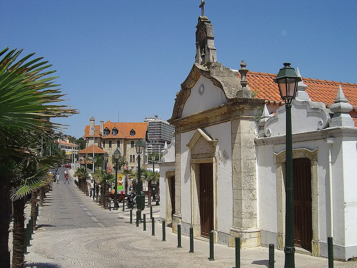 Praia da Conceicao, Cascais, Cascais, Lisbon - sheltered town beach near the lisbon train line