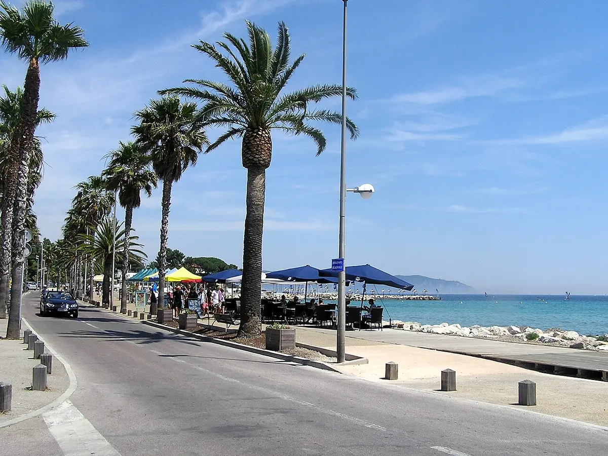 Plage de La Ciotat, Provence, La Ciotat, Bouches-du-Rhone, Provence - long sandy beach in a provence harbour town