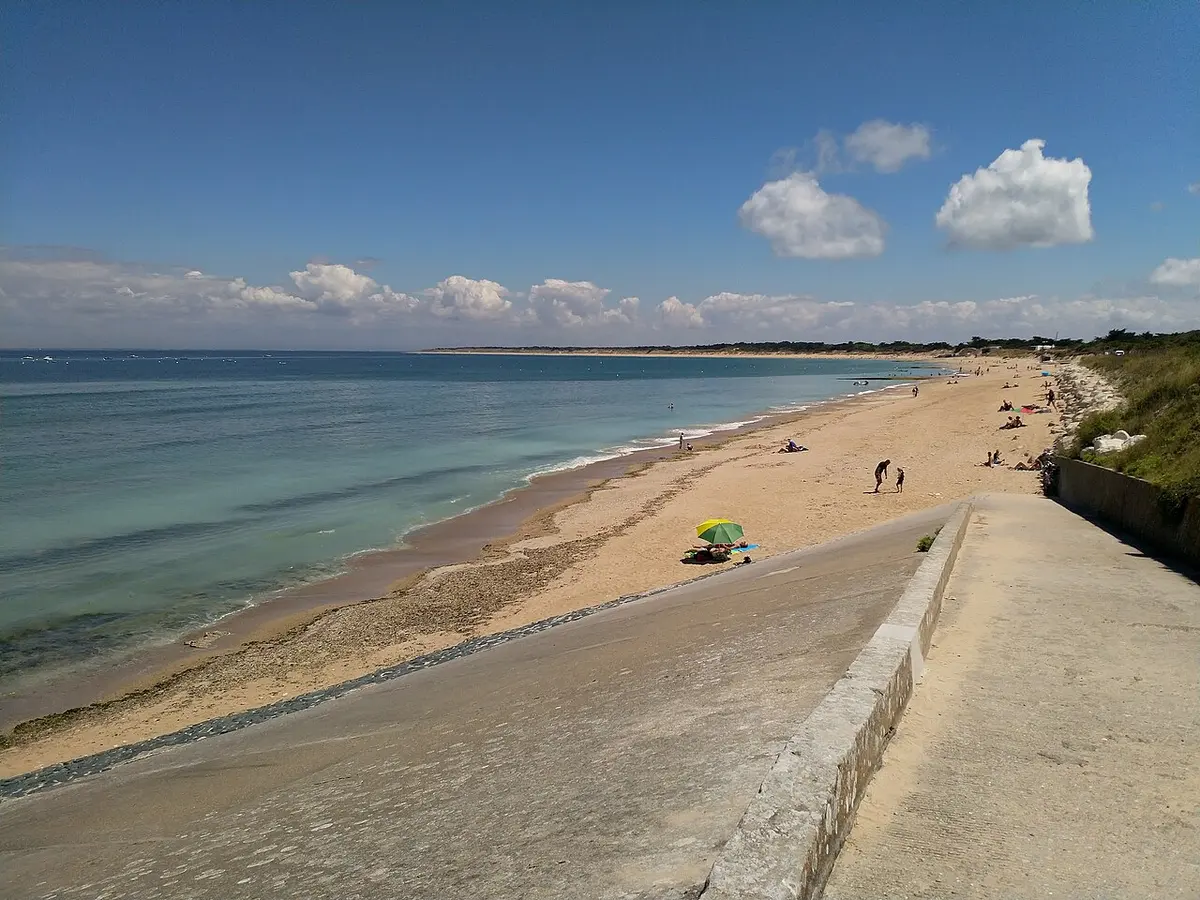 Plage de la Conche des Baleines, Ile de Re, Conche des Baleines, Ile de Re - wide sandy beach below the phare des baleines lighthouse on ile de re