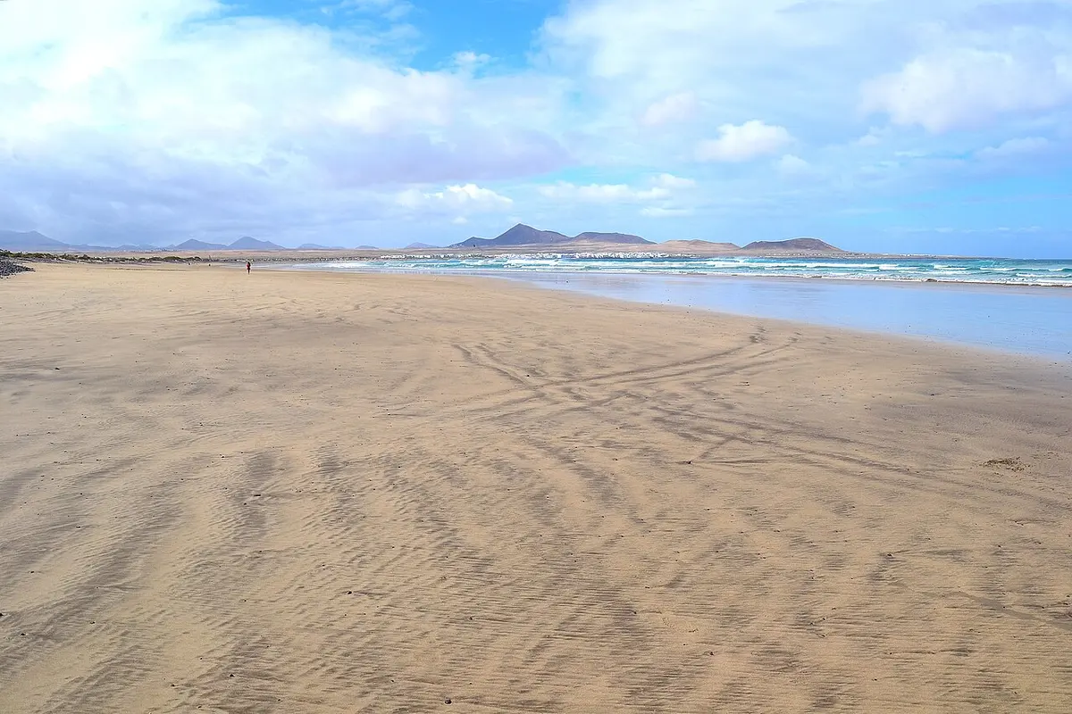 Playa de Famara, Caleta de Famara, Teguise, Lanzarote - huge atlantic beach below volcanic cliffs