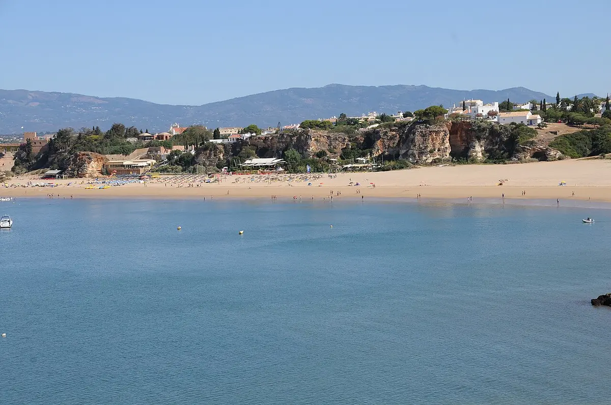 Praia Grande, Ferragudo, Ferragudo, Algarve - wide river-mouth beach below a fishing village and castle