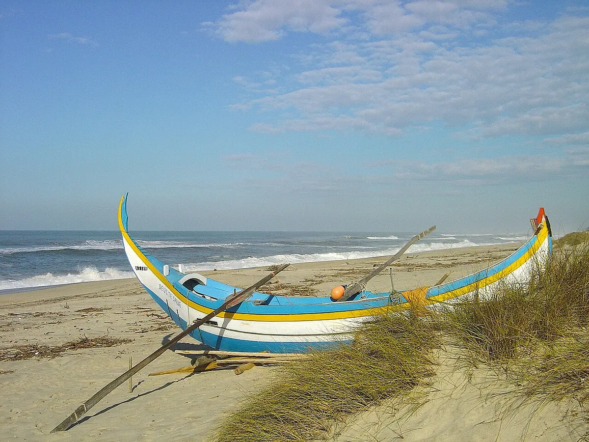 Praia do Furadouro, Furadouro, Ovar, Centro Region - long atlantic beach with traditional fishing boats
