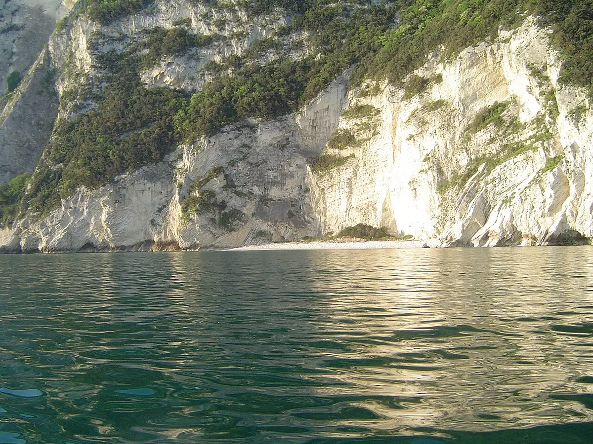 Spiaggia dei Gabbiani, Conero Riviera, Marche - white pebble cove under cliffs on the conero coast