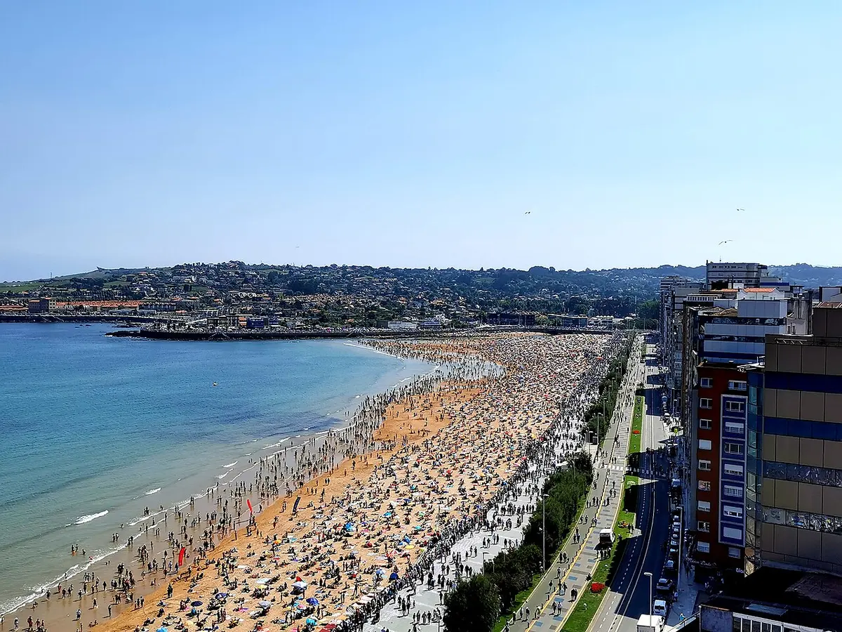 Playa de San Lorenzo, Gijon, Asturias - urban surf beach on the asturian coast