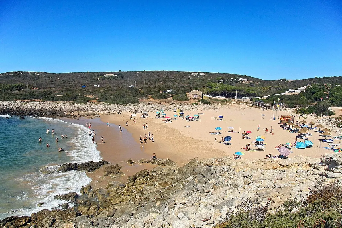 Praia da Ingrina, Raposeira, Vila do Bispo, Algarve - sheltered cove with a seafood restaurant
