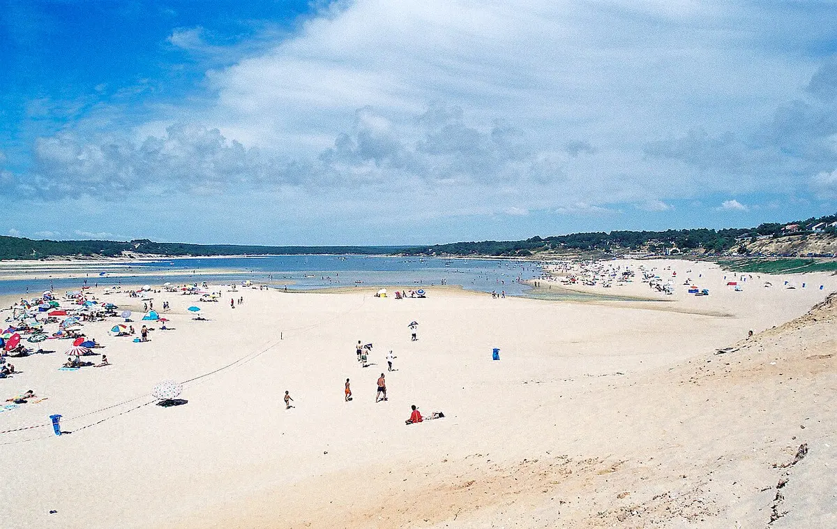 Praia da Lagoa de Albufeira, Sesimbra, Lagoa de Albufeira, Sesimbra, Setubal - atlantic beach beside a small lagoon near lisbon