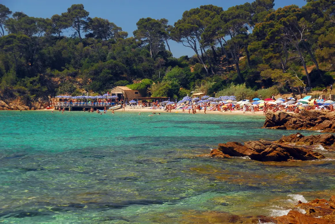Plage de Cavaliere, Le Lavandou, Le Lavandou, Var - long sand beach facing the porquerolles islands