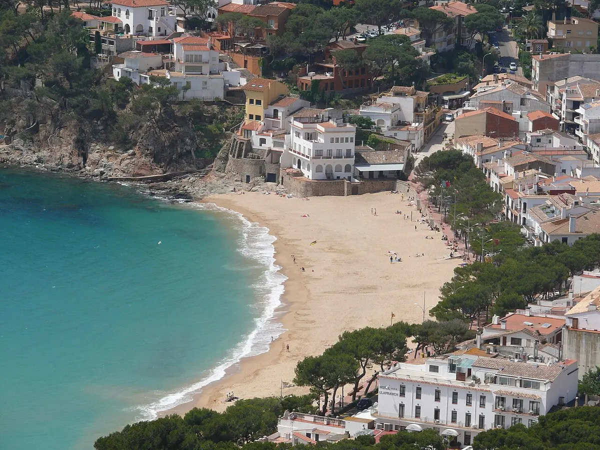 Platja de Llafranc, Llafranc, Palafrugell, Costa Brava - fine-sand cove under pines in a costa brava fishing village