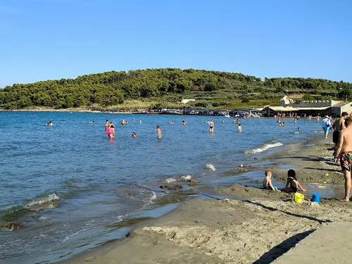 Bilin Zal Beach, Lumbarda