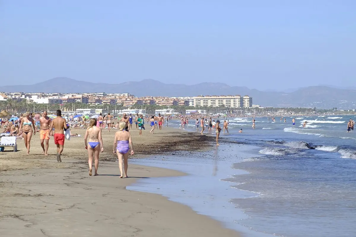Playa de la Malvarrosa, Valencia - valencia main city beach with paella restaurants