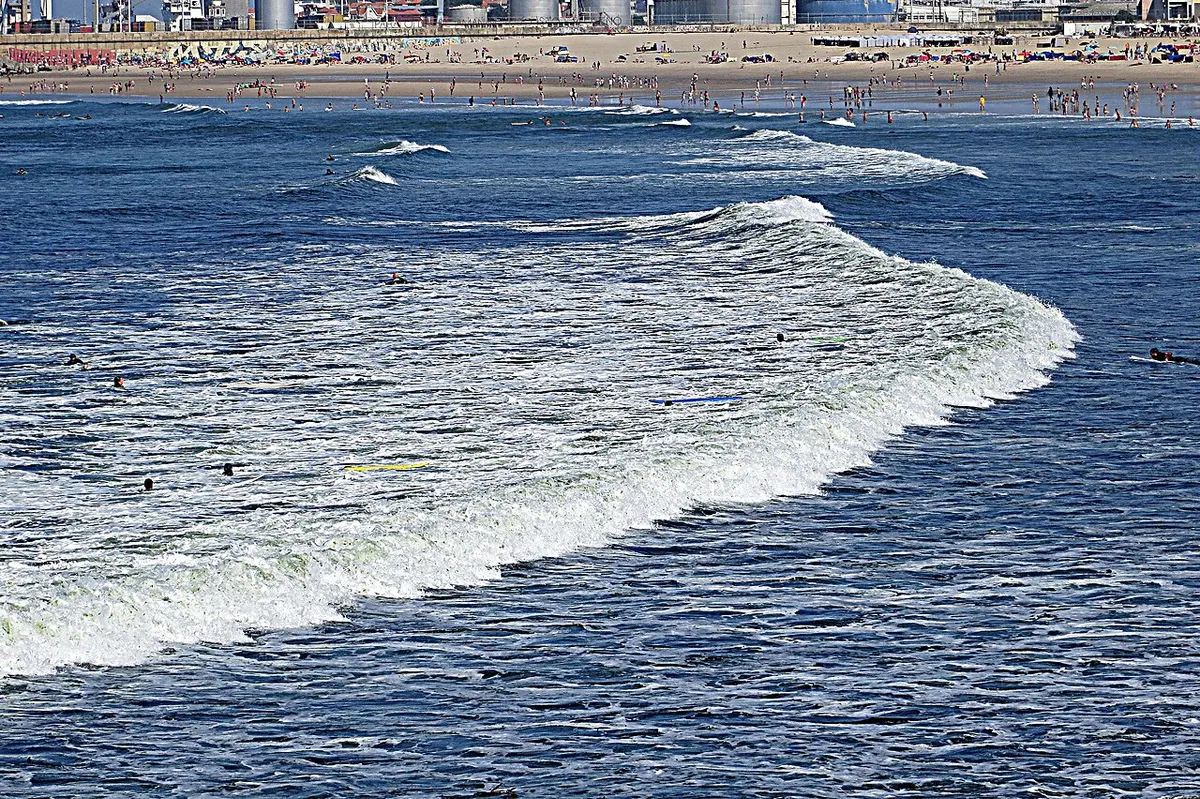 Praia de Matosinhos, Porto, Matosinhos, Porto, Norte - wide urban beach beside the port of porto