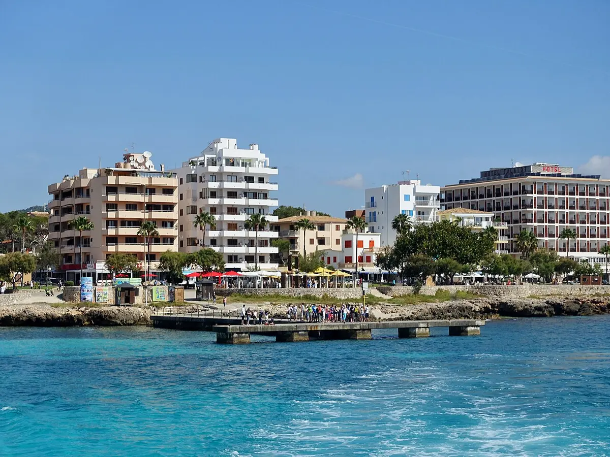 Cala Millor, Sant Llorenc des Cardassar, Mallorca - long family beach with a palm-lined promenade
