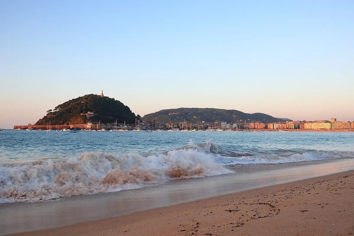 Playa de Ondarreta, Ondarreta, San Sebastian, Basque Country - elegant city beach at the foot of monte igueldo