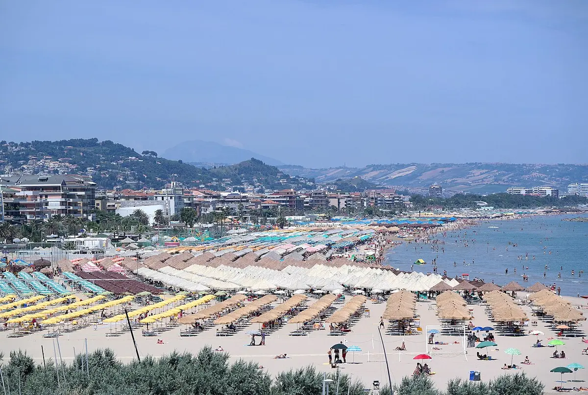 Spiaggia di Pescara, Pescara, Abruzzo - wide adriatic city beach with umbrella rows
