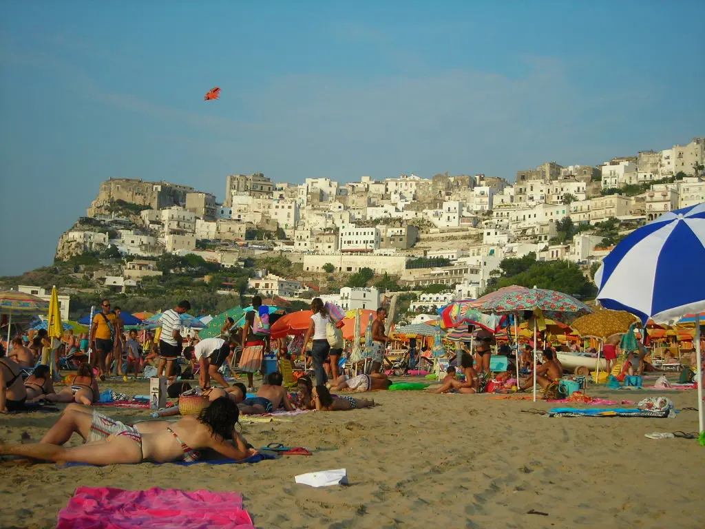 Spiaggia di Peschici, Peschici, Puglia - town beach under a whitewashed hill village