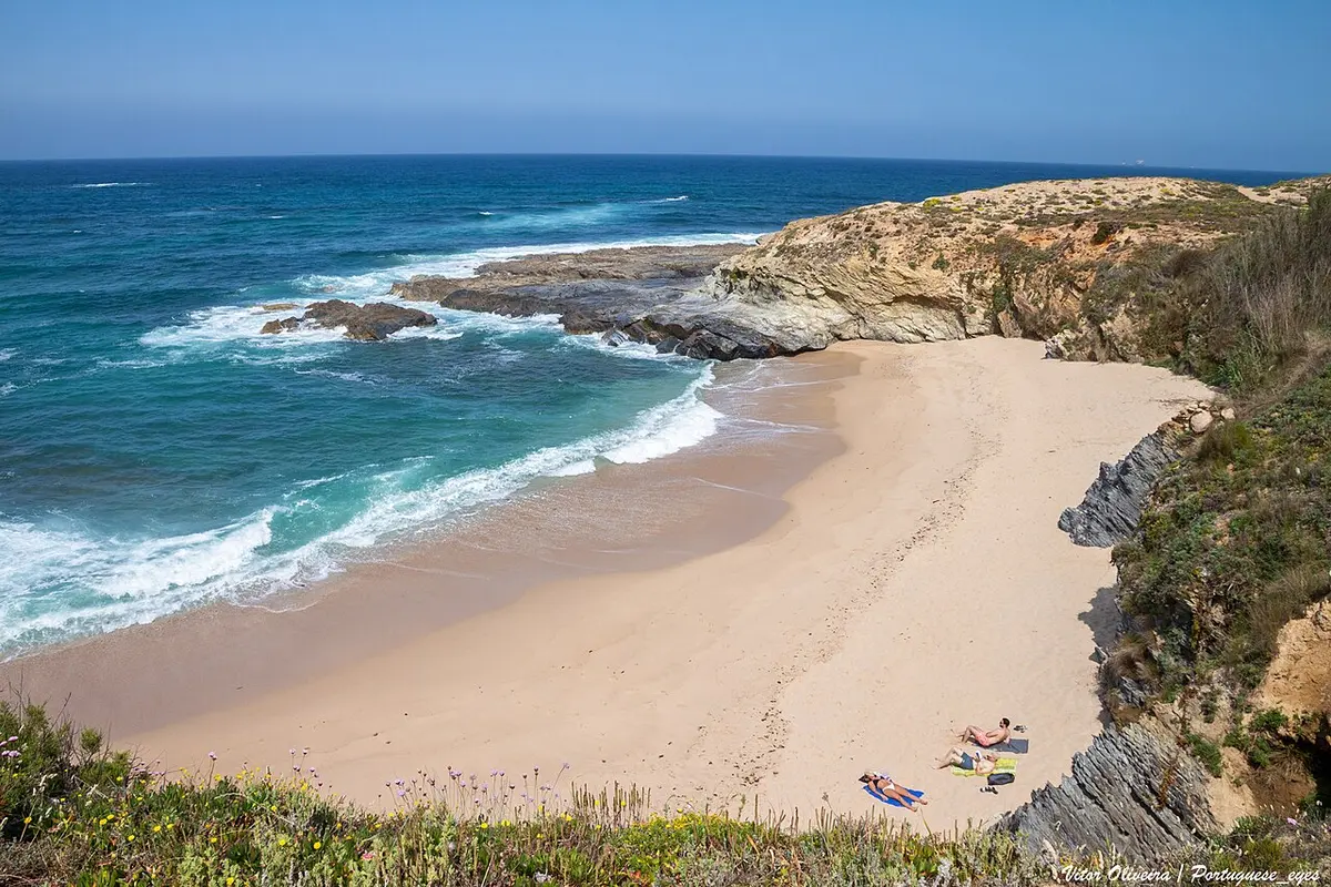 Praia da Ilha do Pessegueiro, Porto Covo, Alentejo - beach facing a fort-topped island