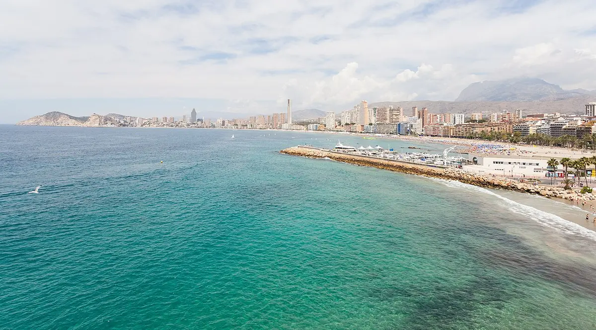 Playa de Poniente, Benidorm, Costa Blanca - wide west beach below the benidorm skyline