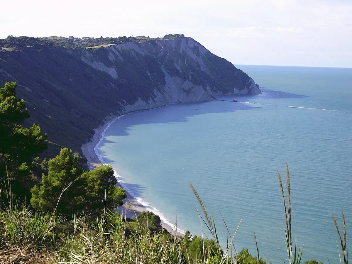 Spiaggia di Portonovo, Portonovo, Conero, Marche - white pebble bay below green cliffs
