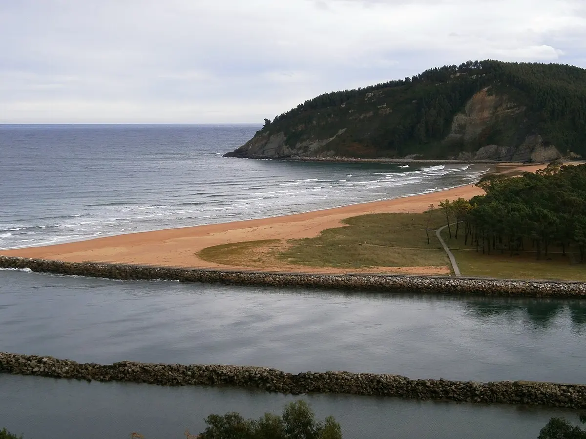 Playa de El Puntal, Villaviciosa, Asturias - golden estuary beach facing rodiles dunes