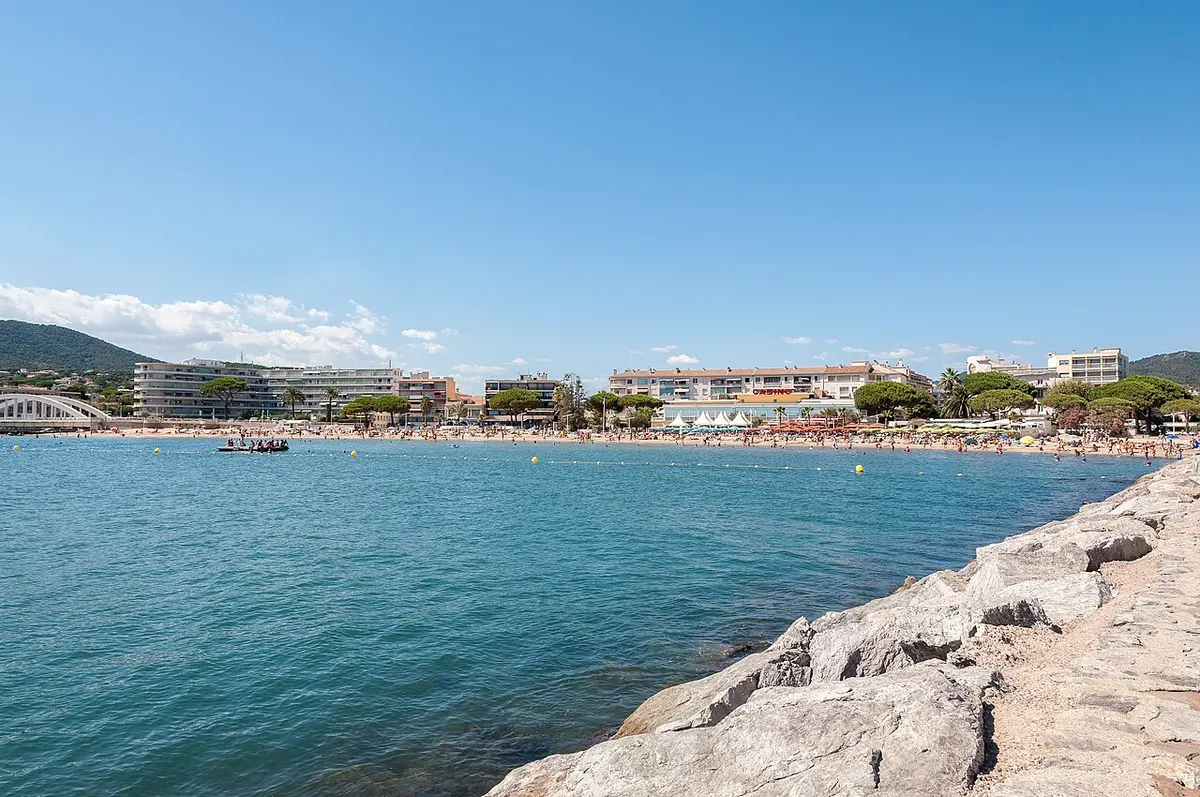 Plage de Sainte-Maxime, Sainte-Maxime, Var - gulf of saint-tropez beach with a long jetty