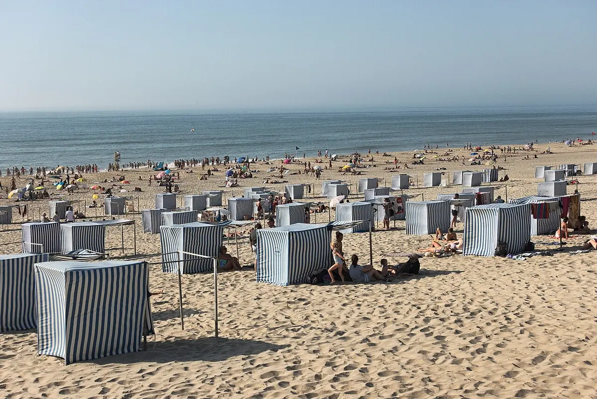 Plage de Soulac-sur-Mer, Soulac-sur-Mer, Nouvelle-Aquitaine - wide atlantic beach with striped beach tents