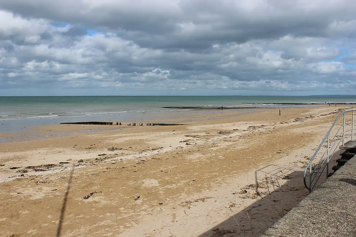Plage de Saint-Aubin-sur-Mer, Normandy, Saint-Aubin-sur-Mer, Calvados, Normandy - wide sandy beach with d-day history on the normandy coast