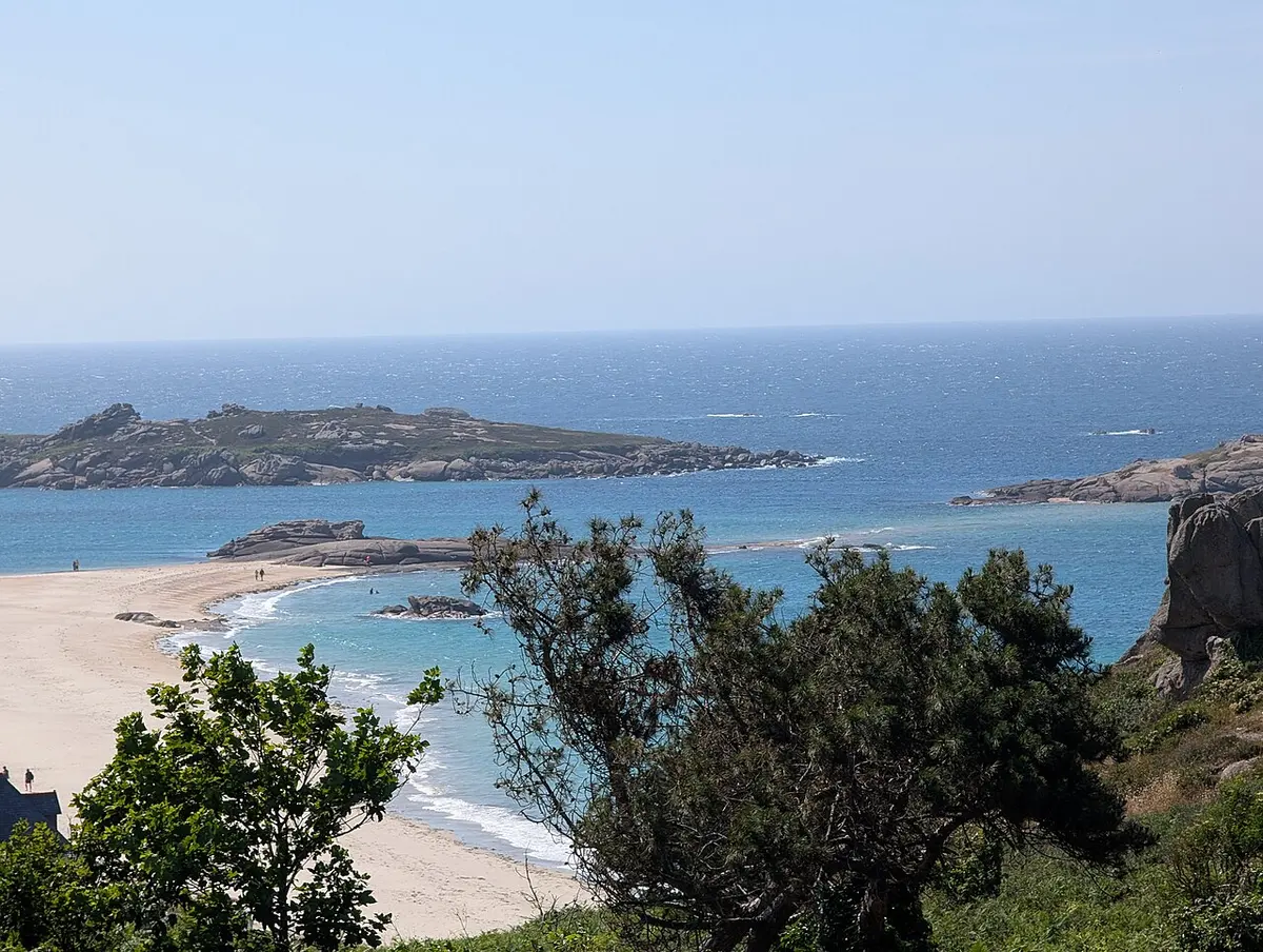 Plage de Coz Pors, Tregastel, Tregastel, Pink Granite Coast, Brittany - sheltered sand beach with pink granite rocks and islets