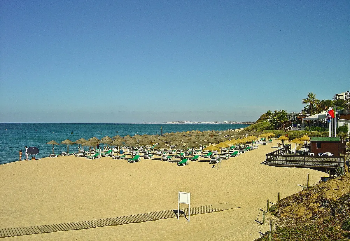 Praia do Vale do Lobo, Vale do Lobo, Loule, Algarve - resort beach below red algarve cliffs