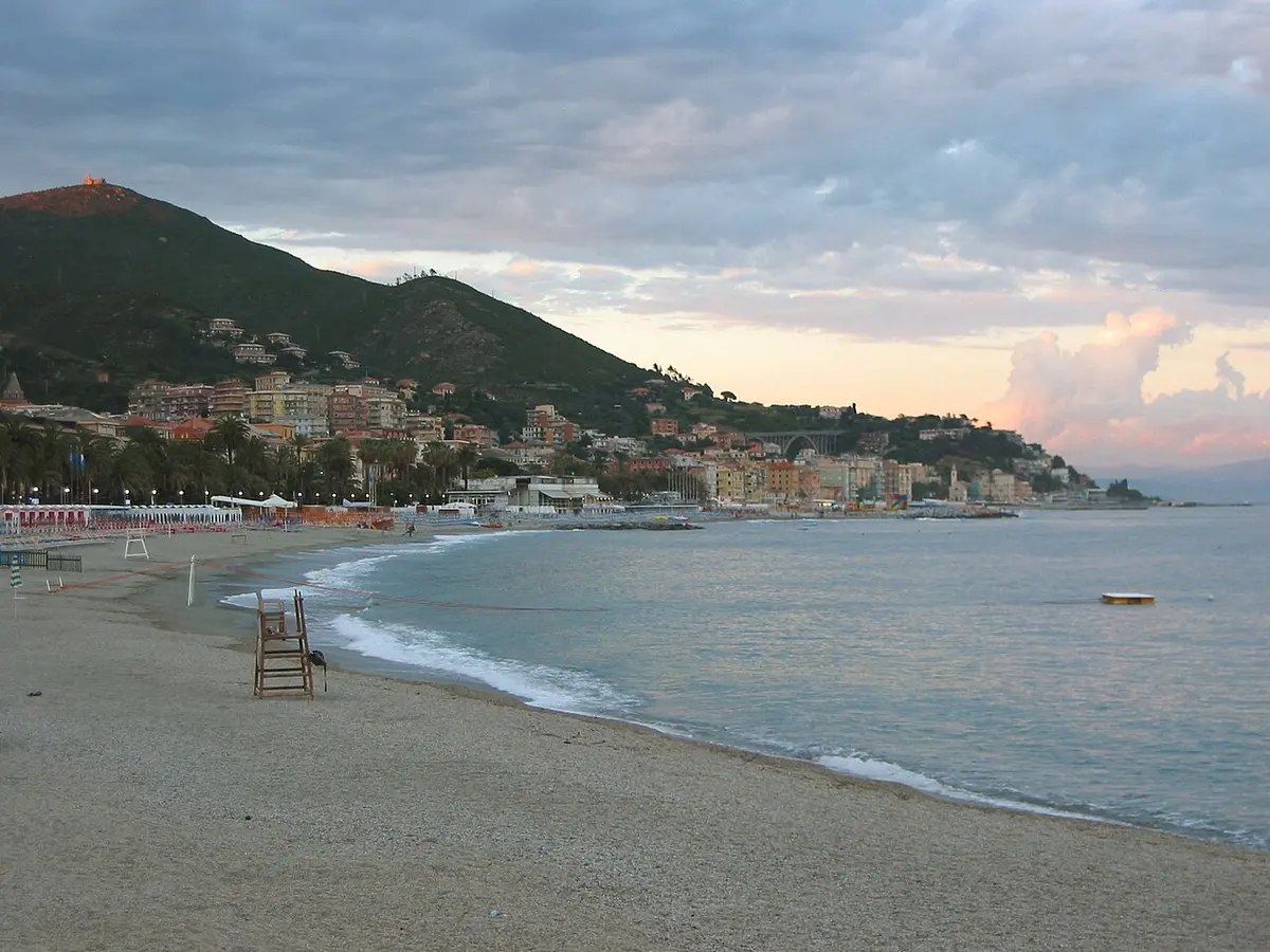 Spiaggia di Varazze, Varazze, Liguria - long ligurian beach under green hills