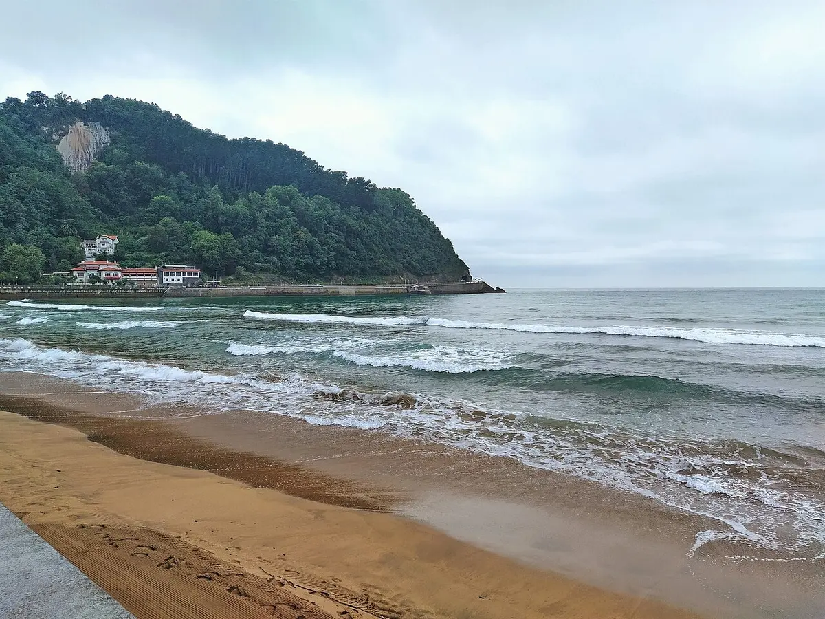 Playa de Zarautz, Zarautz, Gipuzkoa, Basque Country - long basque surf beach with a promenade